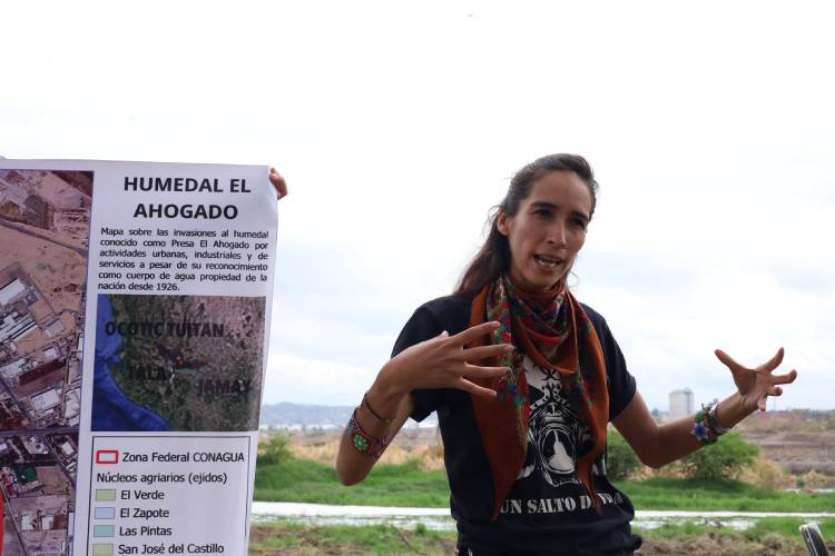 DAÑO. Sofía Enciso aseguró que al Santiago se le ha “quitado su ancho para generar invasiones como lo han sido la siembra de casas sobre los humedales”. (Fotos: Michelle Velázquez)